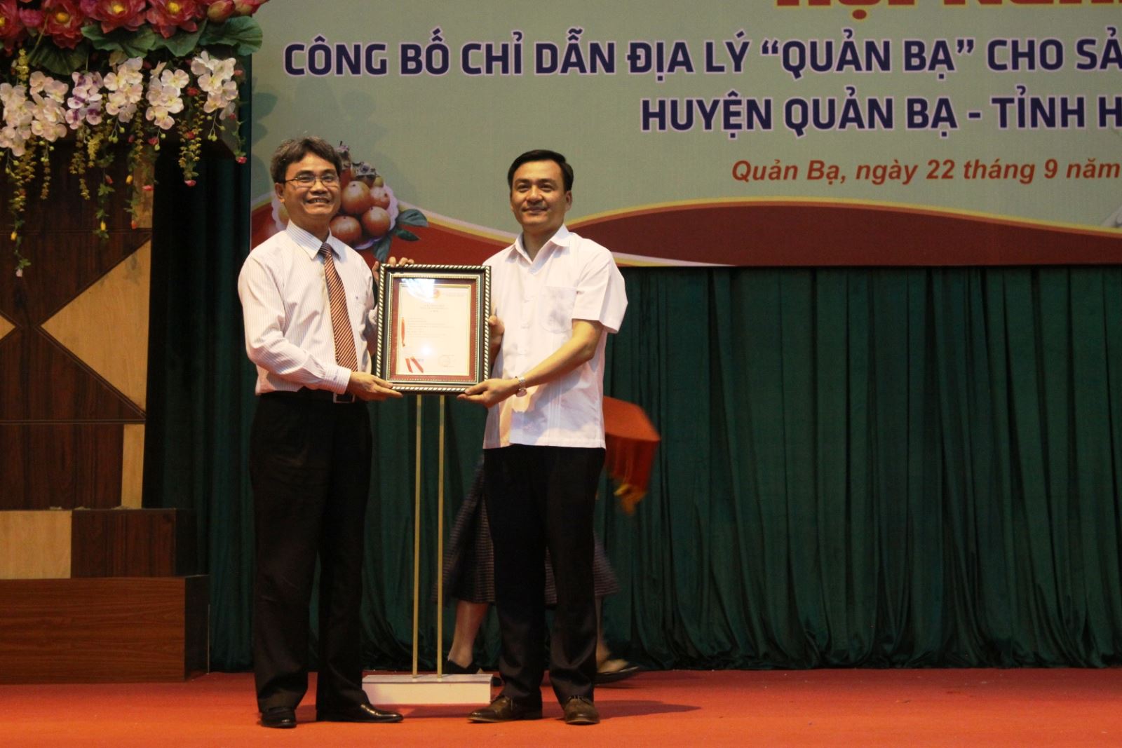 ãnh đạo Cục Sở hữu trí tuệ, Bộ KH&CN trao Giấy chứng nhận chỉ dẫn địa lý cho sản phẩm Hồng không hạt Quản Bạ.