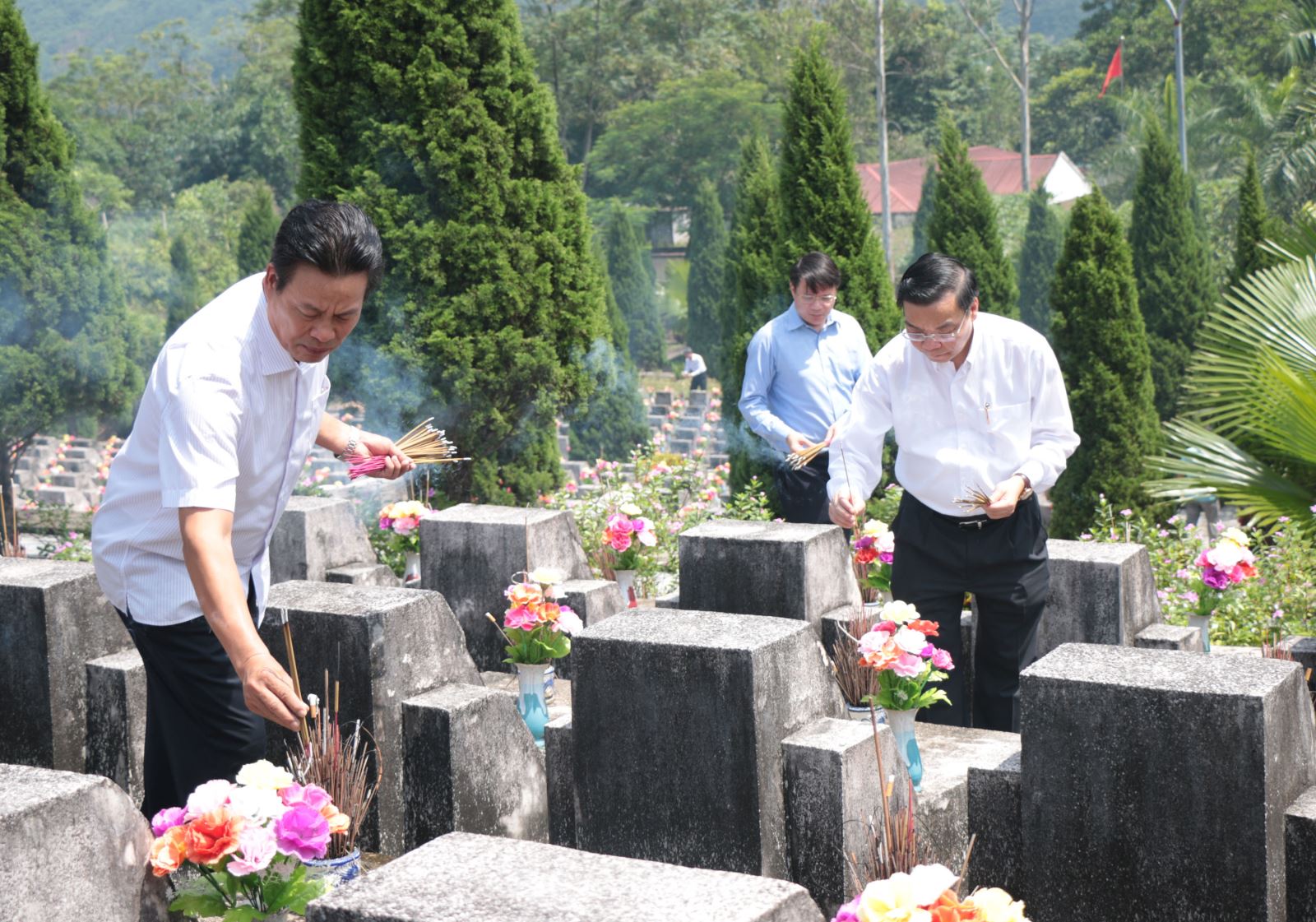 Các đồng chí lãnh đạo tỉnh và Đoàn công tác Bộ KH&CN thắp hương các phần mộ liệt sĩ tại Nghĩa trang liệt sĩ quốc gia Vị Xuyên.