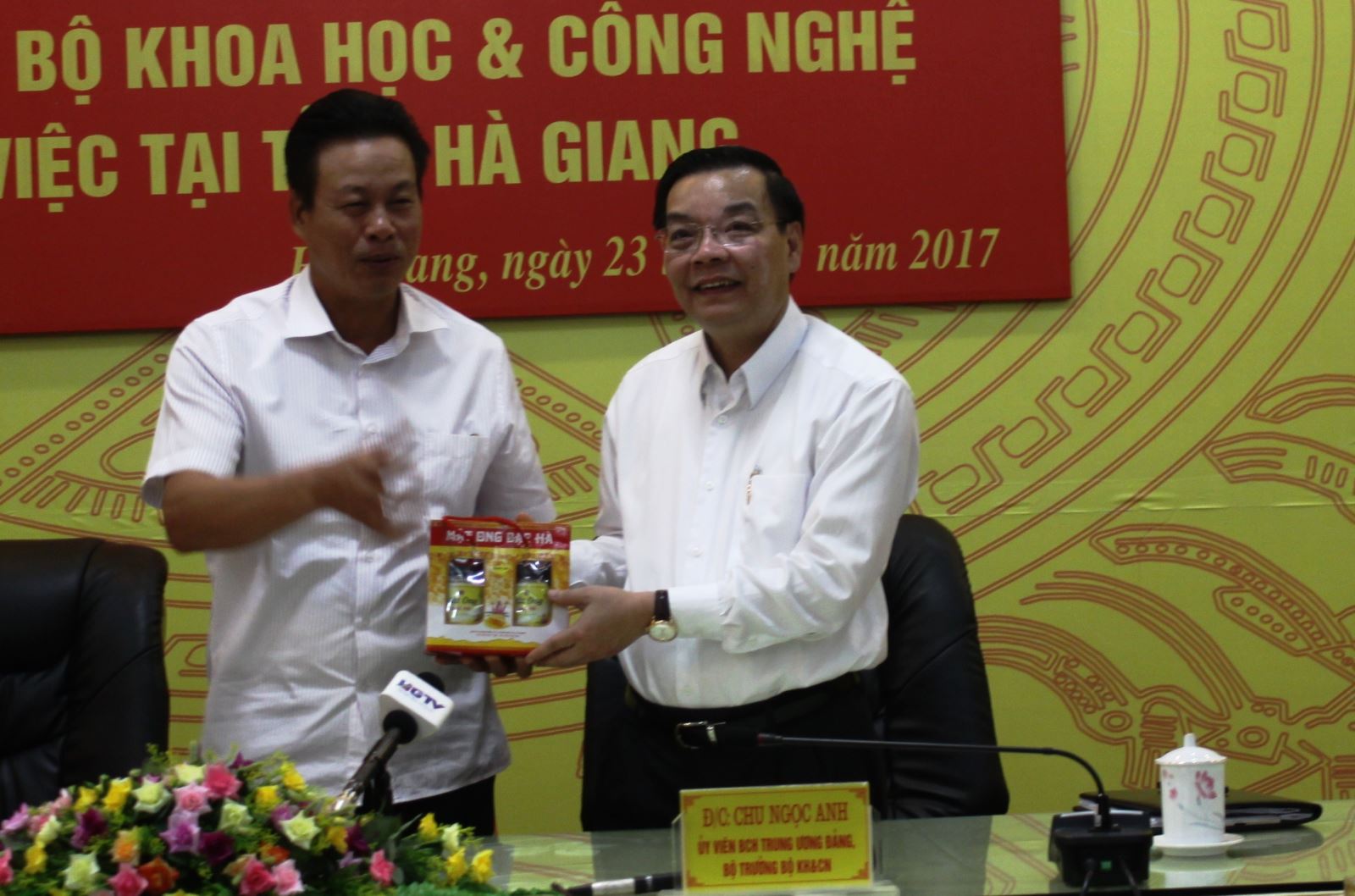 Chủ tịch UBND tỉnh Nguyễn Văn Sơn tặng Bộ trưởng và Đoàn công tác một số sản phẩm nông nghiệp tiêu biểu của tỉnh Hà Giang.