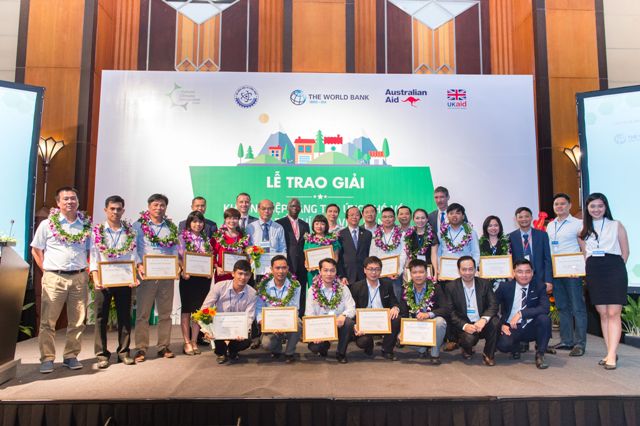 Đại biểu chụp hình lưu niệm cùng các đơn vị được giải.