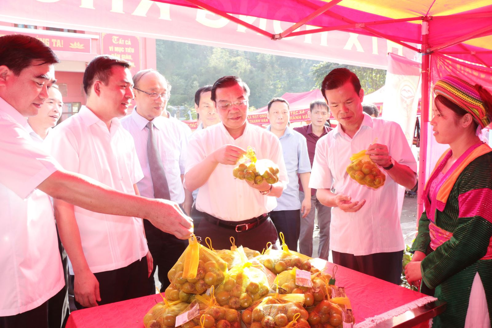 Bí thư Tỉnh ủy Triệu Tài Vinh cùng Bộ trưởng Bộ KH&CN Chu Ngọc Anh thăm gian hàng trưng bày quả Hồng không hạt tại Lễ công bố CDĐL sản phẩm Hồng không hạt Quản Bạ.