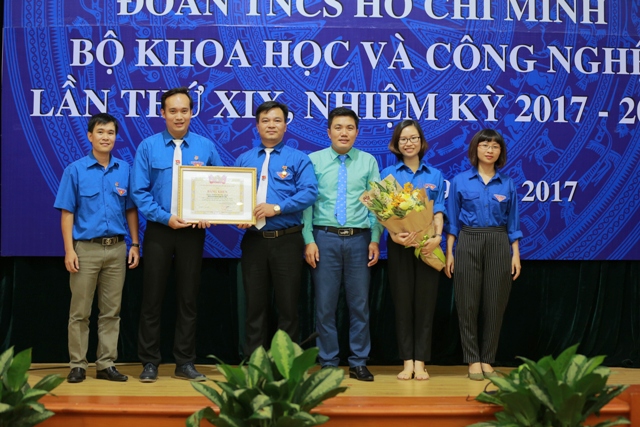 Đồng chí Nguyễn Hữu Ngọc – Phó Bí thư Đoàn khối các cơ quan Trung ương trao kỷ niệm chương vì thế hệ trẻ, bằng khen cho một số tập thể, cá nhân.