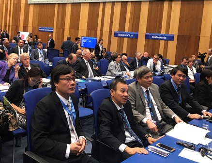 Đoàn Việt Nam do Thứ trưởng Phạm Công Tạc (thứ 3 từ trái sang) làm Trưởng đoàn tham dự Đại Hội đồng của IAEA lần thứ 61