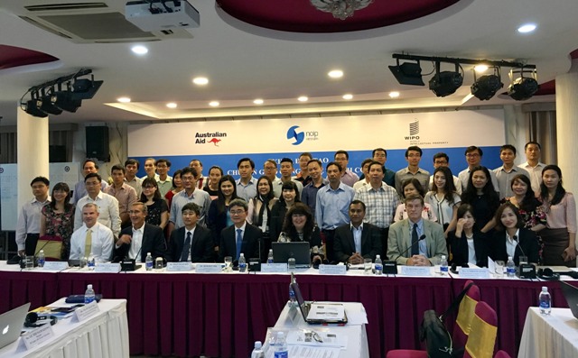 Các đại biểu tham dự chụp ảnh lưu niệm.