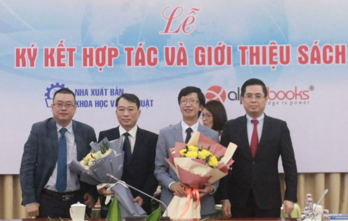 Thứ trưởng Nguyễn Hoàng Giang (ngoài cùng bên phải) chúc mừng hợp tác của các nhà xuất bản. Ảnh: Ánh Tuyết