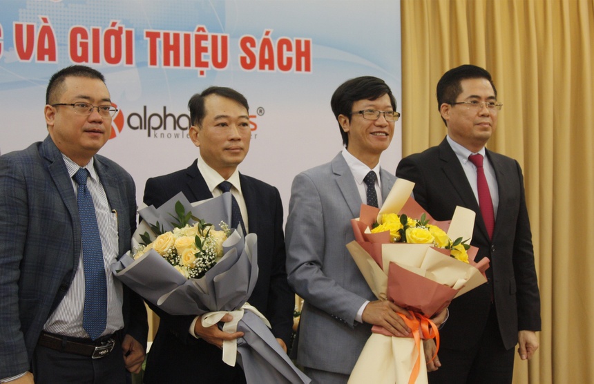 Hop tac xuat ban sach khoa hoc anh 1