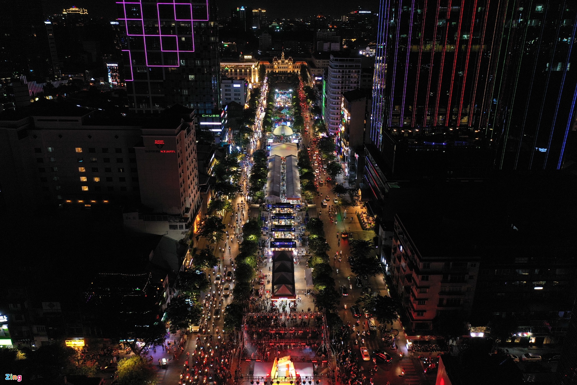 Trai nghiem sach so tai pho di bo anh 1