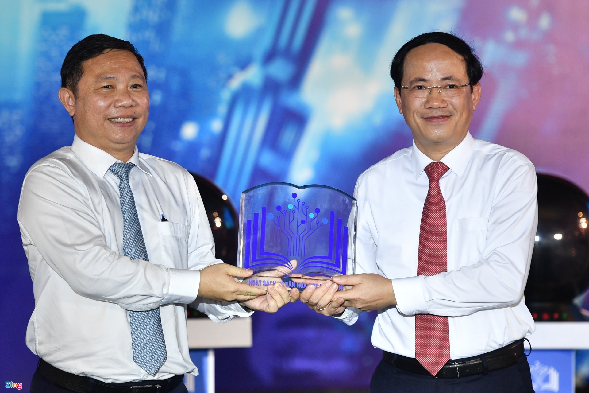 Trai nghiem sach so tai pho di bo anh 4