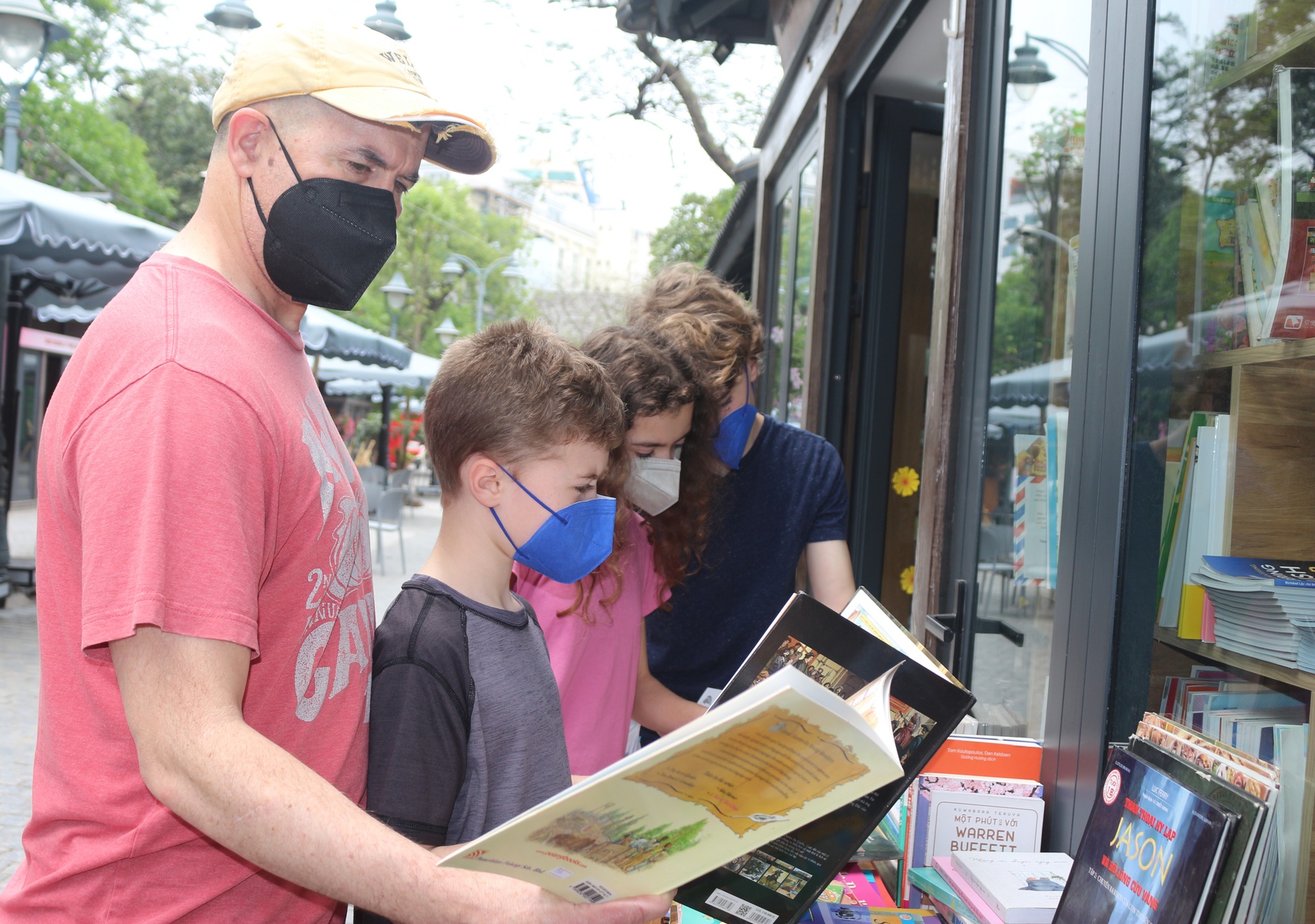 Pho sach 19/12 anh 1