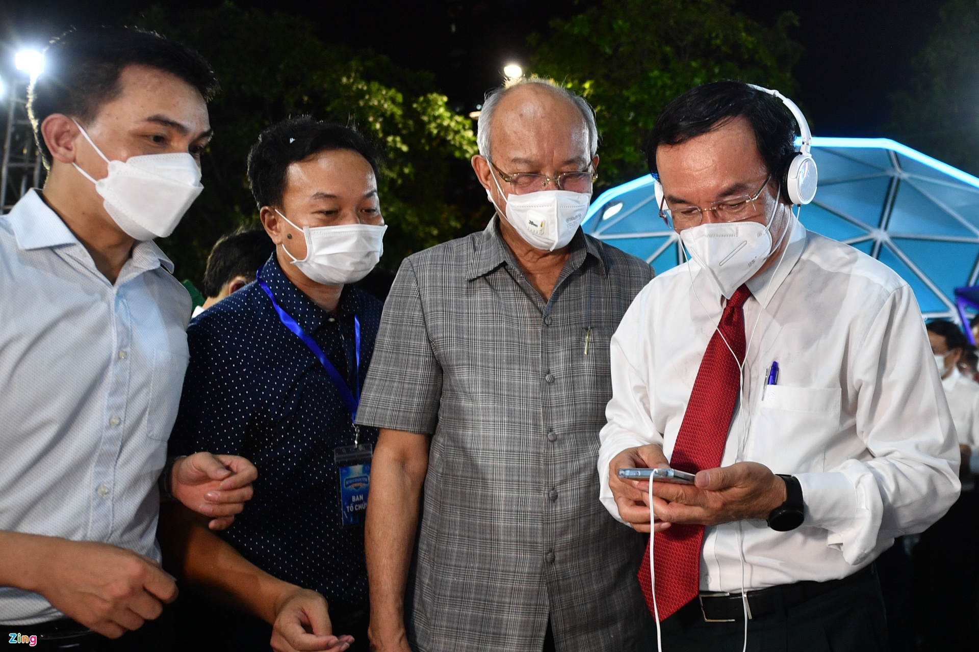 Trai nghiem sach so tai pho di bo anh 6