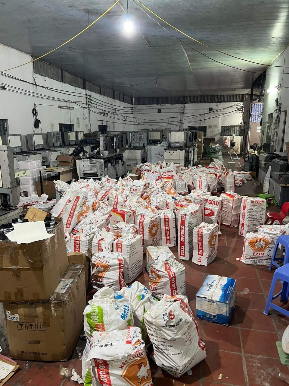 Hà Nội: Thủ đoạn tinh vi của các đối tượng tổ chức in ấn để đưa ra thị trường 100 tấn sách giả