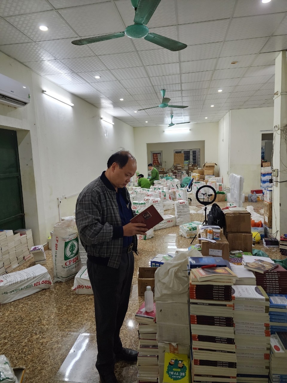 Hà Nội: Thủ đoạn tinh vi của các đối tượng tổ chức in ấn để đưa ra thị trường 100 tấn sách giả