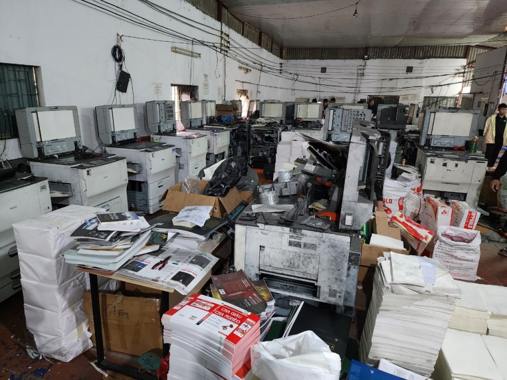 Hà Nội: Thủ đoạn tinh vi của các đối tượng tổ chức in ấn để đưa ra thị trường 100 tấn sách giả