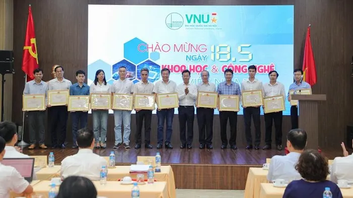 Các nhà khoa học đạt thành tích xuất sắc trong công tác nghiên cứu khoa học và đổi mới sáng tạo năm 2023 được tặng Bằng khen.