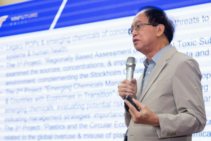 GS Ming Hung Wong trình bày tại hội thảo sáng 19/6. Ảnh: NQ