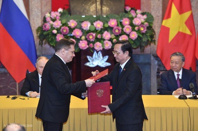 Tổng giám đốc Rosatom Alexey Likhachev (trái) và Bộ trưởng Khoa học và Công nghệ Huỳnh Thành Đạt trao đổi bản ghi nhớ về kế hoạch triển khai dự án xây dựng Trung tâm Khoa học và Công nghệ hạt nhân tại Việt Nam. Ảnh: Giang Huy