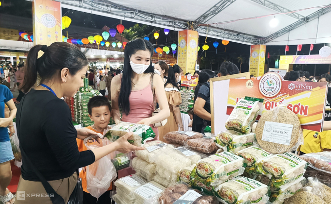 Người dân đến tham quan mua sắm. Ảnh: Đắc Thành