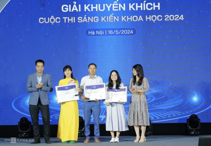 Thạc sĩ Bùi Thị Phường, thứ 2 từ phải sang nhận giải Khuyến khích cuộc thi Sáng kiến Khoa học 2024, hồi tháng 5. Ảnh: Ngọc Thành