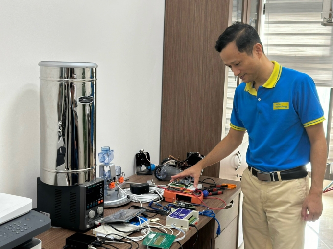 Kỹ sư Nguyễn Văn Tiến tại phòng nghiên cứu. Ảnh: Mai Ngọc