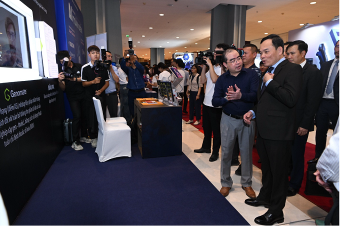 Trưởng ban Kinh tế Trung ương, Phó Thủ tướng Trần Lưu Quang và lãnh đạo ban, ngành dành nhiều thời gian tại khu trưng bày của Digosys tại AI4VN 2024, lắng nghe về giải pháp sử dụng AI hỗ trợ nâng hiệu quả điều trị ung thư. Ảnh: Giang Huy