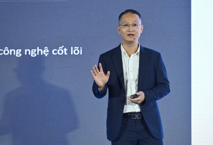 Ông Lê Đăng Ngọc, Phó giám đốc Khối nền tảng Trí tuệ nhân tạo, Viettel AI trong bài tham luận tại Ngày hội Trí tuệ nhân tạo Việt Nam 2024. Ảnh: Giang Huy