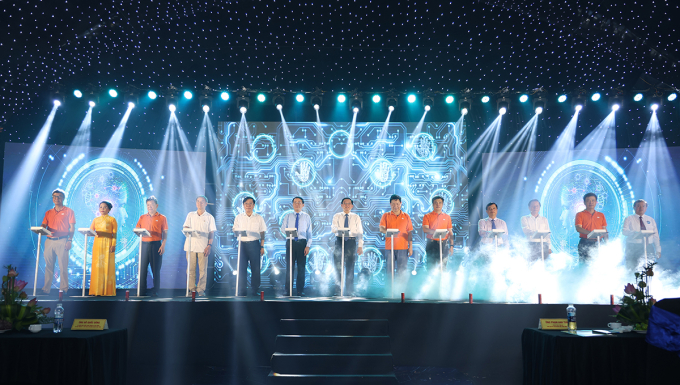 Lãnh đạo tỉnh Bình Định, lãnh đạo tập đoàn FPT và quan khách nhấn nút khởi công dự án. Ảnh: FPT