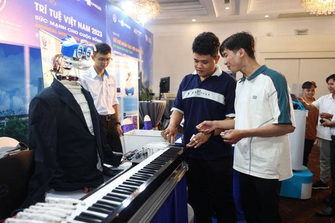 Trường Đại học Kinh tế TP HCM (UEH) mang đến sự kiện robot chơi đàn cùng không gian chơi piano thực tế ảo tại AI4VN 2023. Ảnh:Trần Quỳnh