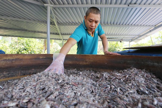 Anh Lê Văn Lợi, Giám đốc HTX Nông nghiệp và kinh doanh dịch vụ Cát Trắng kiểm tra bể muối. Ảnh: Đắc Thành