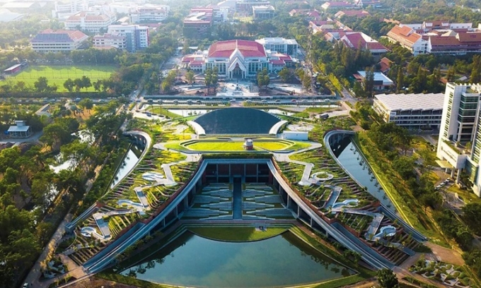 Phần mái xanh của Đại học Thammasat. Ảnh: Landprocess