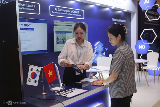 Quan khách tham quan gian hàng của NIPA tại AI4VN 2024. Ảnh: Bá Hội