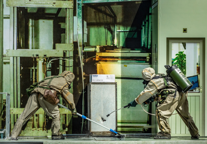 Lính phòng hóa diễn tập tẩy xạ vật thể nhiễm bẩn phóng xạ và khu vực xung quanh để bảo đảm an toàn nơi xảy ra sự cố tại Đà Nẵng. Ảnh: Nguyễn Đông