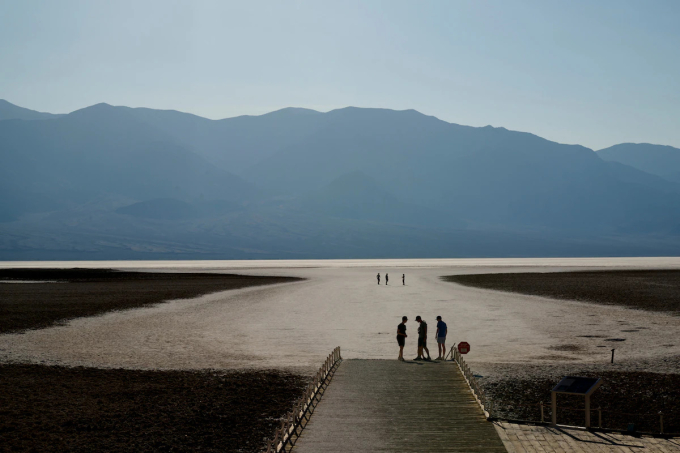 Du khách tại Công viên Quốc gia Thung lũng Chết - nơi nóng và khô nhất nước Mỹ. Ảnh: WP