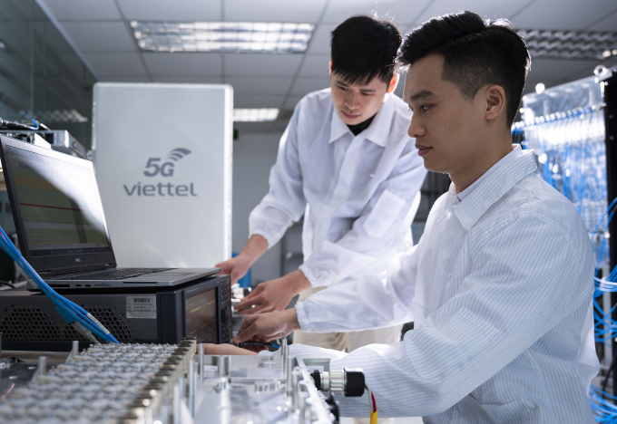 Kỹ sư Viettel nghiên cứu Khối vô tuyến trạm thu phát sóng 5G. Ảnh: T. Hương