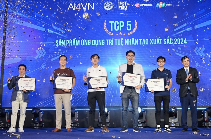 Thứ trưởng Khoa học và Công nghệ Bùi Thế Duy (bìa phải) trao giải cho top 5 dự án thắng giải AI Awards. Ảnh: Giang Huy