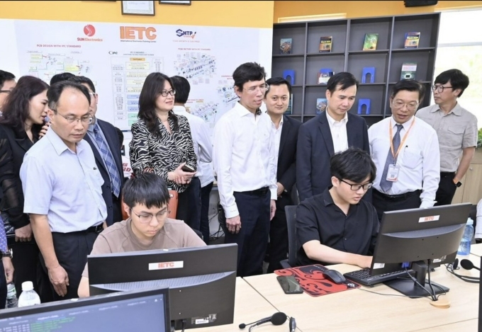 Thứ trưởng Bộ Khoa học và Công nghệ Bùi Thế Duy (thứ 3 từ phải sang) cùng các đại biểu tham quan Trung tâm điện tử vi mạch bán dẫn tại Khu công nghệ cao TP HCM hồi tháng 2. Ảnh: SHTP