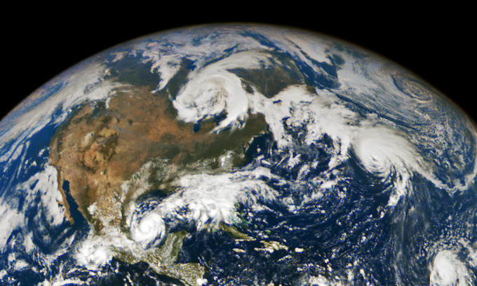 Vệ tinh NASA quan sát Trái Đất trong mùa bão. Ảnh: NASA Earth Observatory/Michala Garrison/DSCOVR EPIC