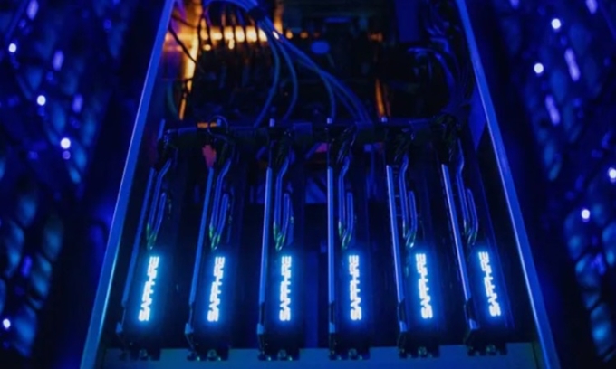 Hộc chứa 6 bộ xử lý đồ họa Sapphire Technology AMD. Ảnh: MSN