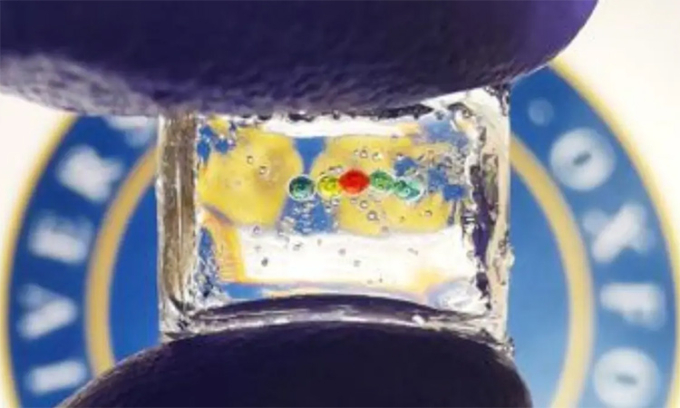 Phiên bản phóng to của pin lithium-ion mềm dẻo, siêu nhỏ. Ảnh: Yujia Zhang