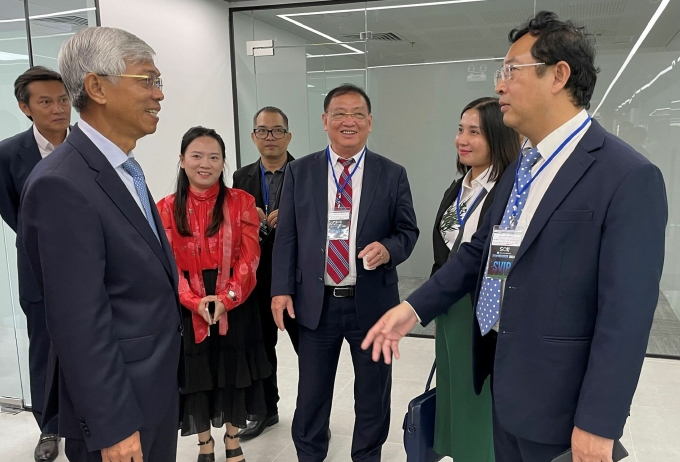 Cục trưởng Phạm Hồng Quất (phải) cùng Phó Chủ tịch UBND TP HCM Võ Văn Hoan (thứ 2 từ trái sang) tham quan không gian tại Soihub, trong khuôn khổ Ngày đổi mới sáng tạo mở, sáng 25/10. Ảnh: Hà An