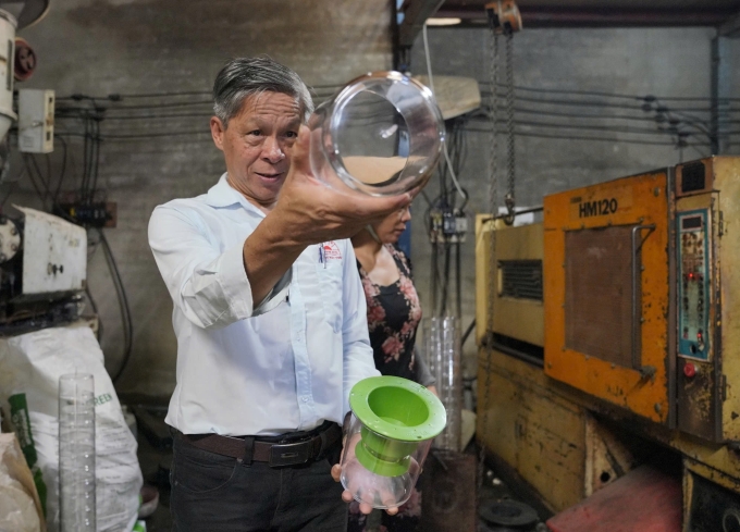 Ông Khỏe kiểm tra sản phẩm gia công tại xưởng cơ khí. Ảnh: Công Khang