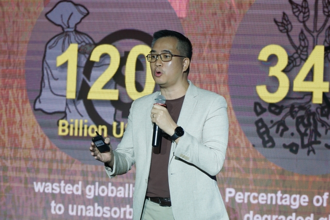 Đại diện Enfarm, dự án giải nhì trình bày với ban giám khảo tại chung kết Cuộc thi tìm kiếm tài năng khởi nghiệp sáng tạo quốc gia 2024. Ảnh Lê Tân