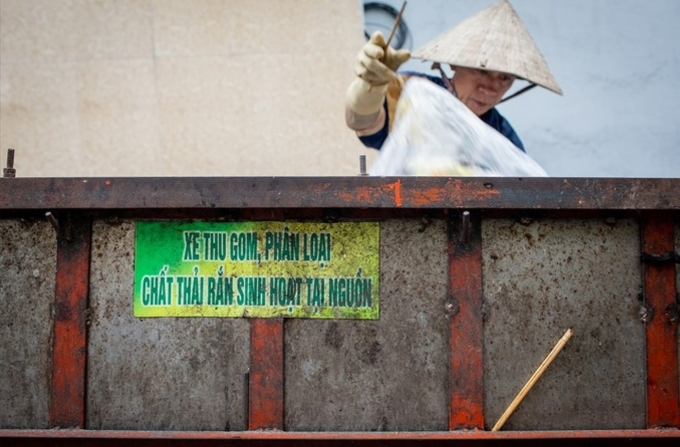 Công nhân phân loại rác khi thu gom tại quận Bình Thạnh, TP HCM hồi tháng 7/2019. Ảnh: Thành Nguyễn