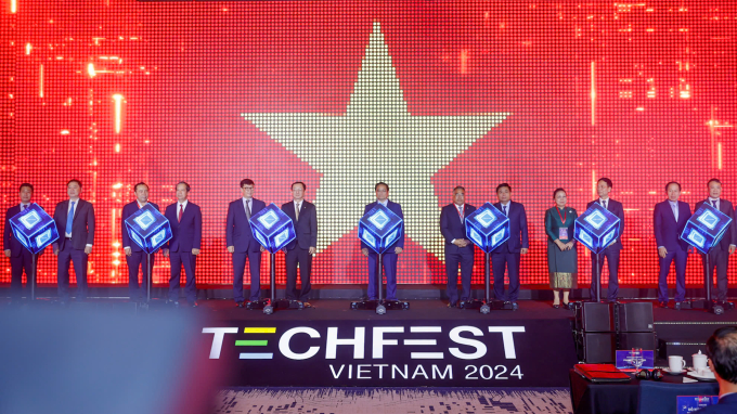 Thủ tướng Phạm Minh Chính và các đại biểu thực hiện nghi thức khai mạc Techfest Việt Nam 2024 và đánh dấu quá trình Hệ sinh thái Khởi nghiệp sáng tạo của Việt Nam. Ảnh: Lê Tân