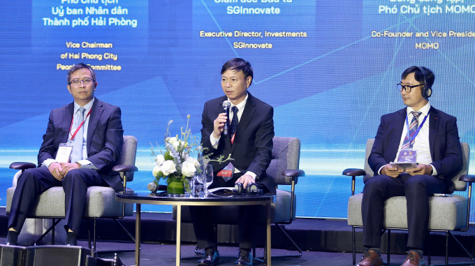 Thứ trưởng Hoàng Minh (giữa) điều phối diễn đàn chiều 27/11. Ảnh: TTTT