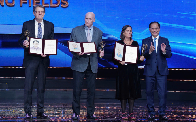 Giáo sư Carl H. June và Giáo sư Michel Sadelain và bà Sharon Eshhar (con gái nhận giải thay cho GS. Zelig Eshhar) (từ trái qua) tại lễ trao giải tối 6/12. Ảnh:Ngọc Thành