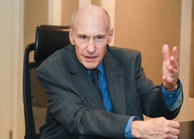 Carl H. June nói về liệu pháp tế bào điều trị ung thư tại Hà Nội ngày 3/12. Ảnh: Việt Hùng