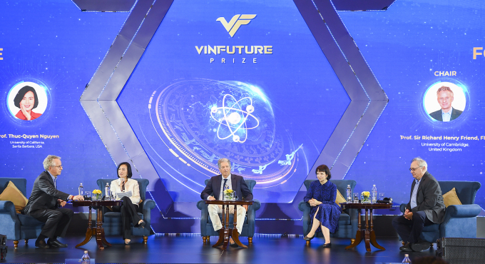 Các nhà khoa học trong phiên thảo luận sáng 4/12. Ảnh: Việt Hùng