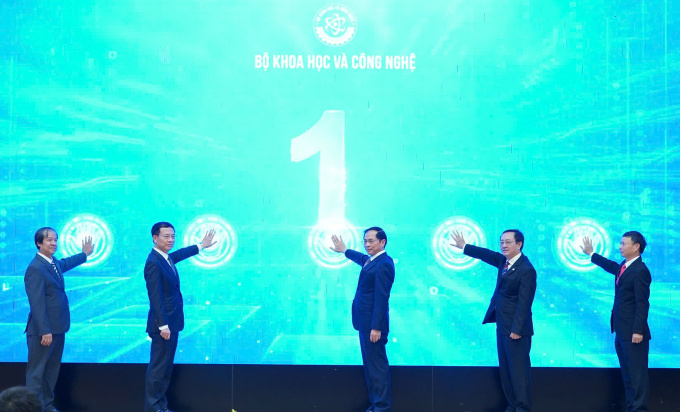 Phó thủ tướng Bùi Thanh Sơn (giữa) cùng lãnh đạo các Bộ Giáo dục và Đào tạo, Thông tin và Truyền thông, Khoa học và Công nghệ (từ trái qua) thực hiện nghi thức công bố PII 2024 hôm 30/12. Ảnh:TTTT