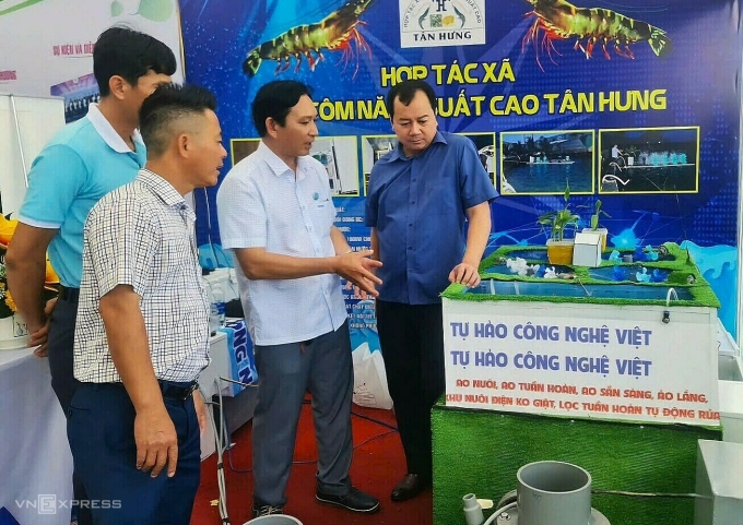 Sản phẩm công nghệ của HTX tôm năng suất cao Tấn Hưng tại một hội chợ triễn lãm về thành tựu nông nghiệp. Ảnh: An Minh
