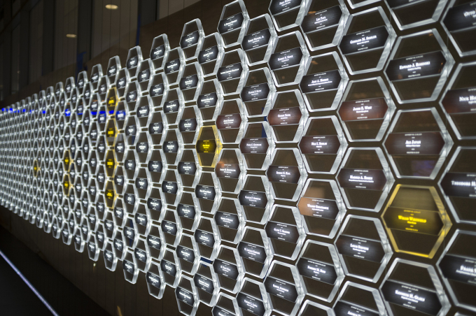 Khu trưng bày Gallery of Icons gồm hàng trăm biểu tượng thủy tinh hình lục giác, mỗi biểu tượng ghi tên một nhà phát minh, trong bảo tàng của NIHF. Ảnh: NIHF